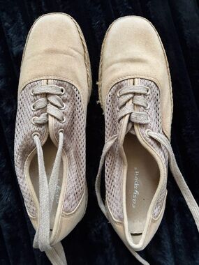 Easy Spirit Women’s Beige Mesh and Canvas Lace-Up Sneakers